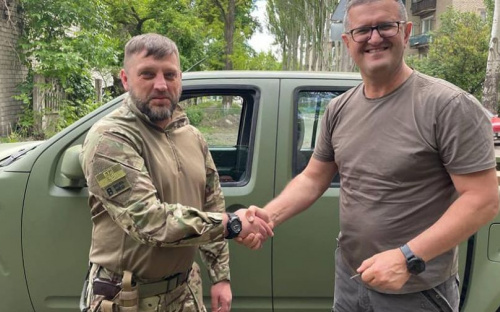 Нардеп Муса Магомедов передав до Авдіївки маневрений пікап та військову амуніцію