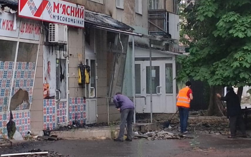 Комунальники Авдіївки навели лад біля багатоповерхівки, яку обстріляли рашисти (ФОТОФАКТ)