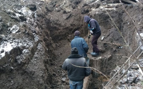 В Авдеевке меняют старые металлические трубы на новую пластиковую “гуманитарку” (ФОТО)