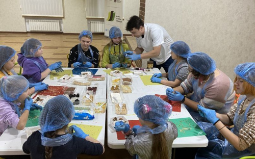 Авдеевские школьники научились делать вкусные и полезные сладости (ВИДЕО)