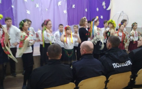 В Авдеевке правоохранители и школьники поздравили друг друга (ФОТО)