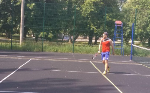 В Авдеевке проходит городской турнир по теннису: имена победительниц известны, мужчинам предстоят заключительные игры (ФОТО)