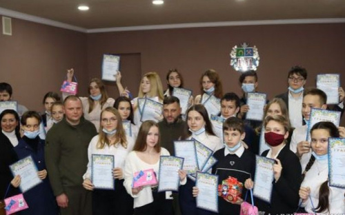 В Авдіївці переможцям олімпіад вручили грамоти і смаколики