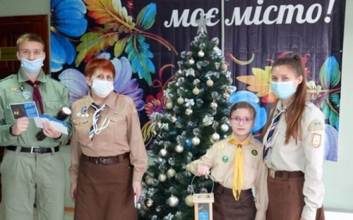 Пластуны Авдеевки передали Вифлеемский огонь мира руководству местной ВГА 
