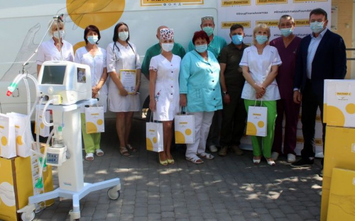 Медики Авдеевки получили аппарат ИВЛ от Фонда Рината Ахметова и Группы Метинвест