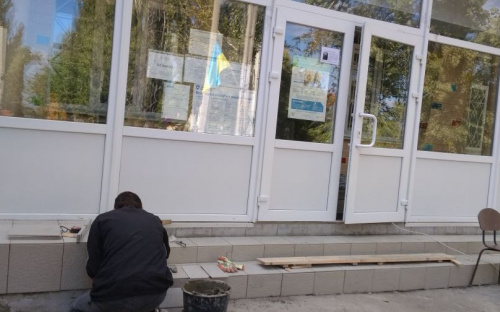 В Авдеевке ремонтируют вход в больницу (ФОТОФАКТ)