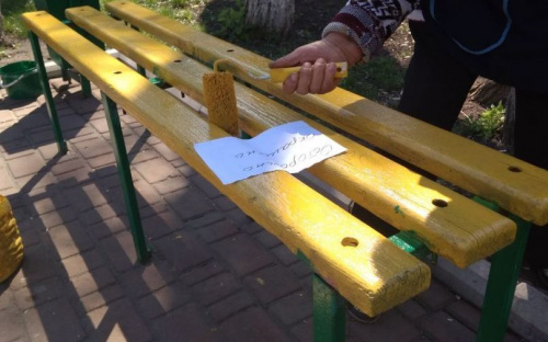 Лавочки в центре Авдеевки заиграли новыми красками (ФОТОФАКТ)