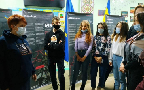 В Авдеевке Народный музей приглашает на передвижную выставку «Война России против Украины» 