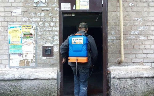 Авдіївські комунальники ретельно проводять дезінфекцію у житлових будинках та соціальних установах міста