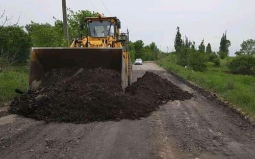Адвеевские коксохимики принялись ремонтировать дороги (ФОТО)
