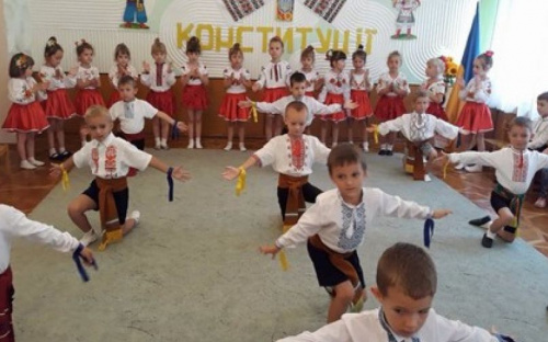Авдеевские малыши приобщились ко Дню Конституции (ФОТО)