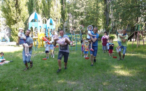Супер-татусі з Авдіївки: свято триває (ФОТО)