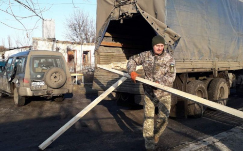 Авдіївські сіміки завезли будматеріали для відновлення зруйнованого Опитного (ФОТО)