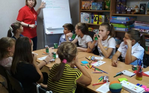 Міжнародна організація оцінювала потреби дівчат та хлопців з прифронтової Авдіївки (ФОТО)