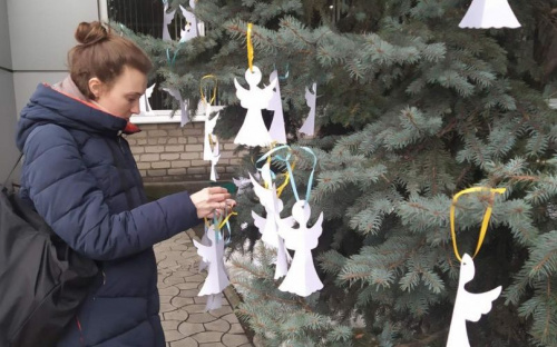 В Авдеевке на ветки деревьев опустились «Ангелы памяти» 