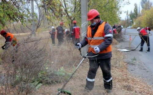 В Авдеевке работники АКХЗ наводят порядок на главной автомагистрали города