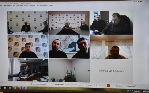 Рятувальники ДСНС продовжать відновлювати покрівлі житлових будинків в Авдіївці