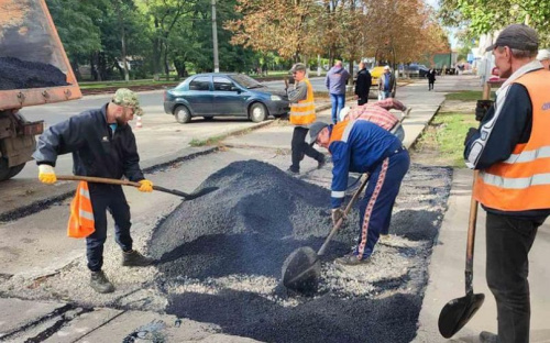 В Авдіївці комунальники оновили частину головного проспекту міста