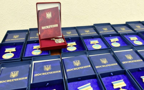 Руководитель ВГА Авдеевки получил награду за помощь в восстановлении поврежденного жилья