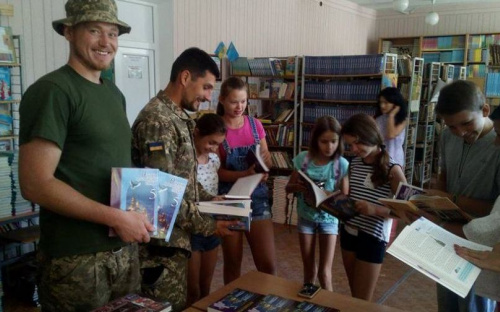 В учебные заведения Авдеевки привезли книги и наборы для творчества (ФОТОФАКТ)