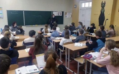 Поліцейські Авдіївки обговорили зі школярами правила безпечної поведінки в онлайн-просторі