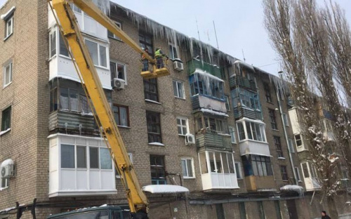 Авдеевские коммунальщики продолжают борьбу с огромными сосульками (ФОТОФАКТ)