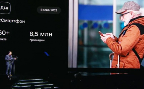 За вакцинацію українцям 60+ хочуть роздати смартфони