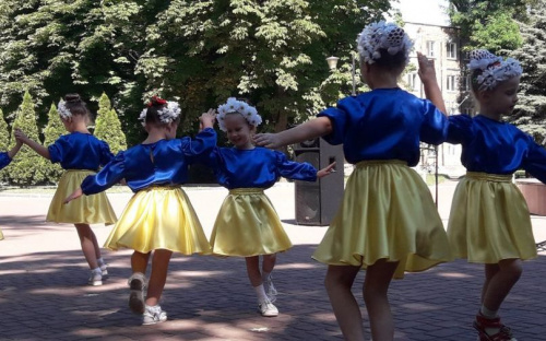 В Авдіївці співали, танцювали, нагороджували та віддавали шану захисникам: фотозвіт