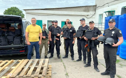 Муса Магомедов привіз поліцейським двох прифронтових громад американські бронежилети