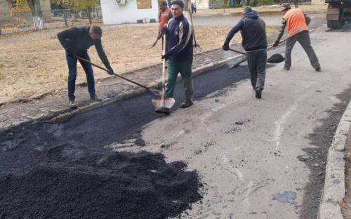 В Авдеевке начались работы по текущему ремонту дорог: фотофакт