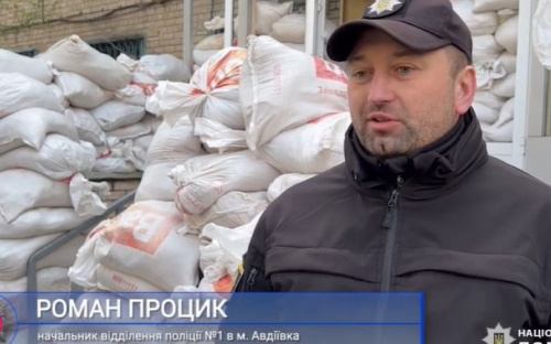 Як  поліцейські Авдіївки допомагають мешканцям вижити під кулями окупантів (ВІДЕО)