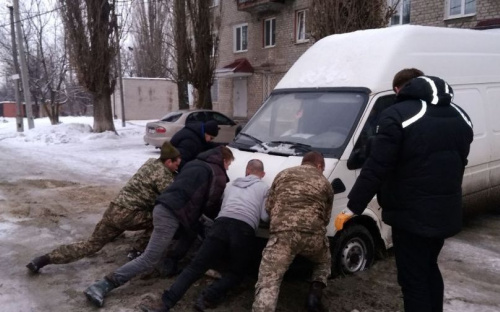 В Авдеевке “всем миром” вызволяли автомобиль из ямы (ФОТОФАКТ)