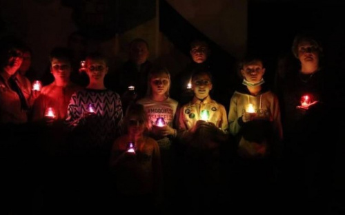 У День пам'яті жертв голодоморів в Авдіївці запалили свічки