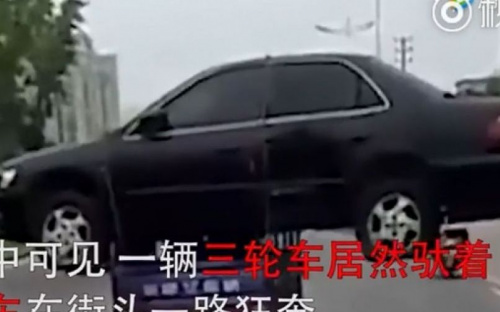 Сеть удивил перевозивший авто на мотоцикле китаец (ВИДЕО)
