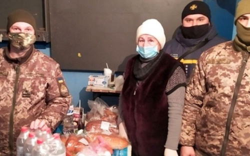 В Авдіївці працює пункт обігріву, де можна смачно перекусити та зігритися гарячим чаєм