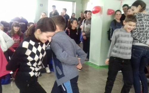 Учащиеся Авдеевки ярко отметили день влюбленных (ФОТО)