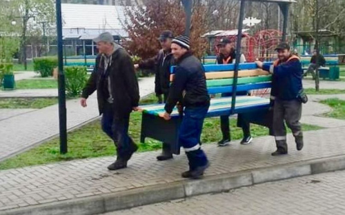 Авдіївські комунальники продовжують допомагати містянам пристосуватися до життя в складних умовах війни