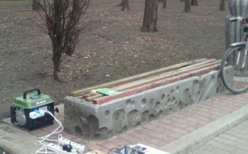 Житель Авдеевки  бесплатно заряжает мобилки  горожан (ФОТОФАКТ)