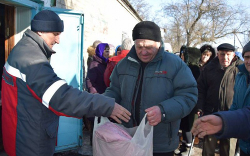 Жителям прифронтового села Ласточкино, что в пригороде Авдеевки, передали гуманитарный груз