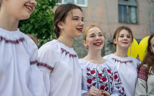 У День вишиванки авдіївські школярі завітали до захисників України з концертом (ФОТОФАКТ)