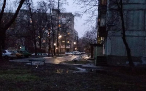 Авдіївські комунальники встановили зовнішнє освітлення біля будинку №4 у кварталі Ювілейному