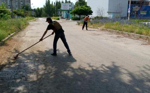 Авдіївські комунальники продовжують ліквідувати наслідки обстрілів на території міста