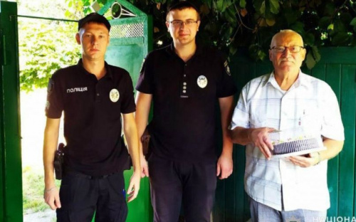 Авдеевские полицейские поздравили 92-летнего ветерана с Днем освобождения Донбасса