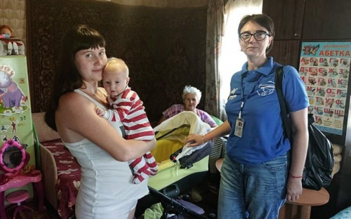 В Авдеевке помогают молодой маме, живущей рядом с промзоной
