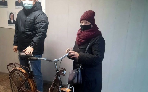 Полицейские Авдеевки вернули соцработнику терцентра украденный велосипед