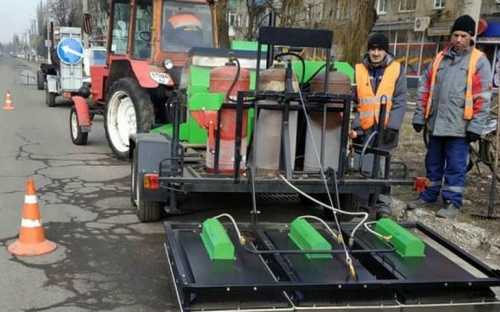 Комунальники Авдіївки вивели на вулиці міста сучасний комплекс для ямкового ремонту доріг (ФОТОФАКТ)