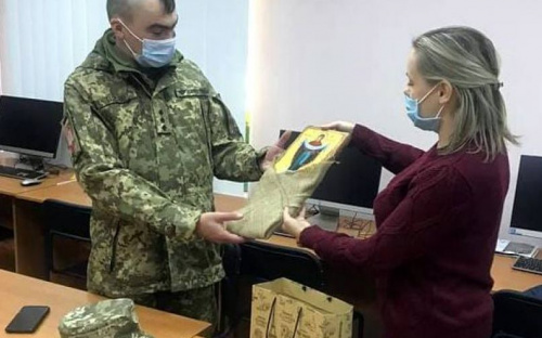 В Авдіївці підопічні терцентру подарували військовослужбовцям оберіги