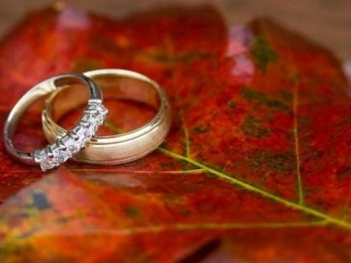 Осень-пора свадеб: в Авдеевке за месяц заключили 11 браков