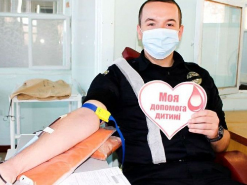 В Донецкой области около 100 сотрудников полиции стало донорами крови