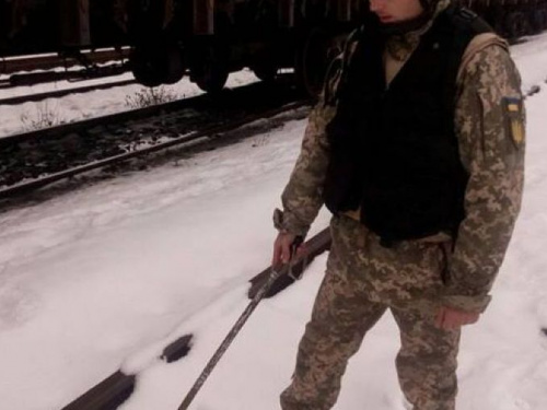 Донбасс: железнодорожные пути очищают от взрывоопасных предметов